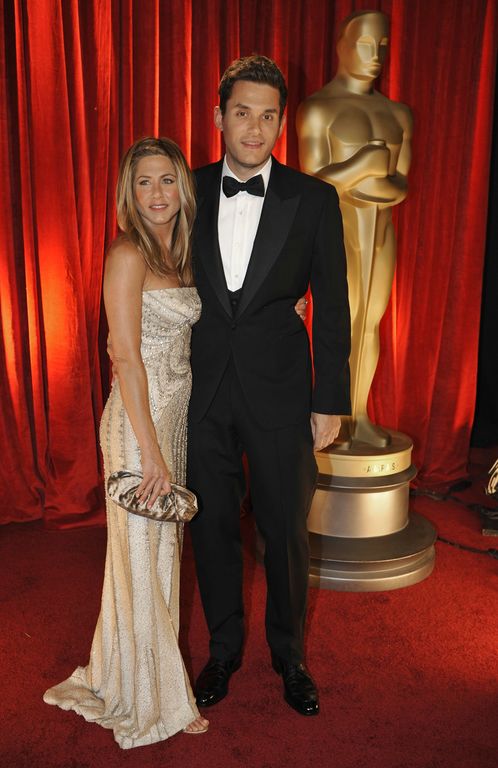 oscars_jennifer_aniston_valentino_couture
