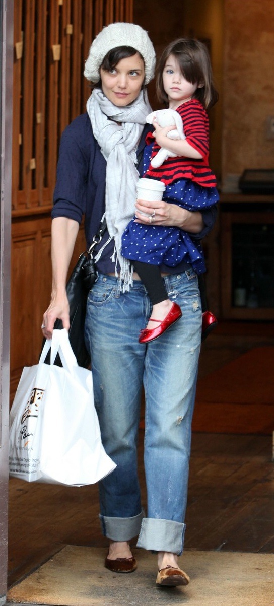 katie-holmes-in-prps-jeans-suri-cruise-red-shoes-07121