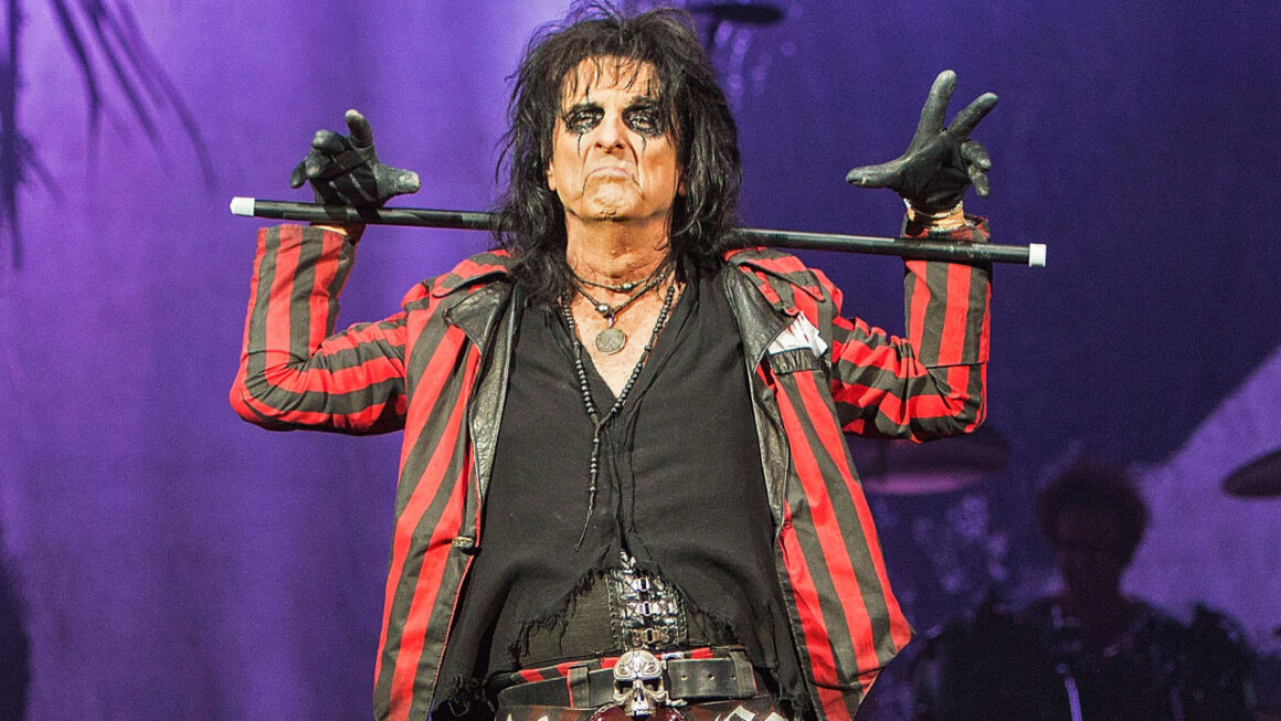 Alice Cooper Christmas Pudding 2022 Alice Cooper's Annual Christmas Pudding Returns This Month Nightlife