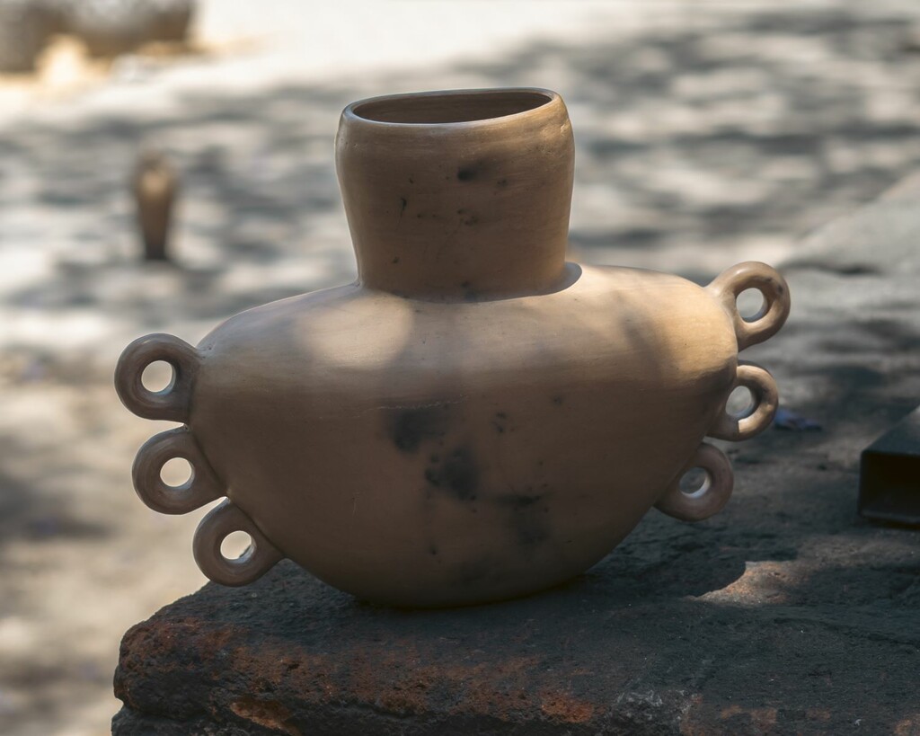 P A L O S A N T O Sculptural Barro Vase Collection