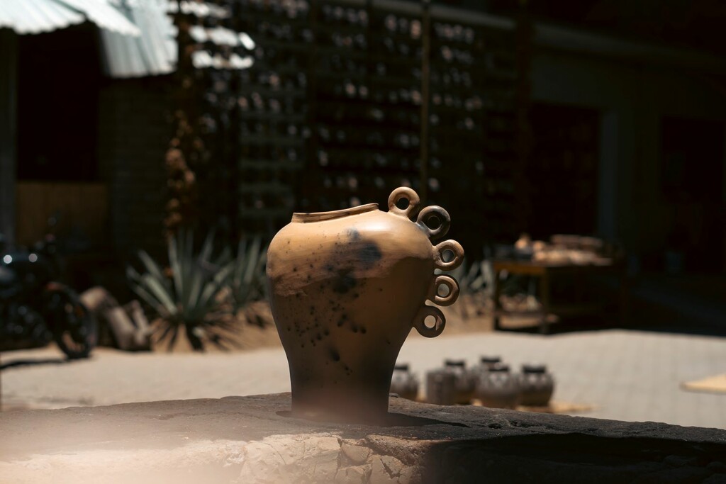 P A L O S A N T O Sculptural Barro Vase Collection